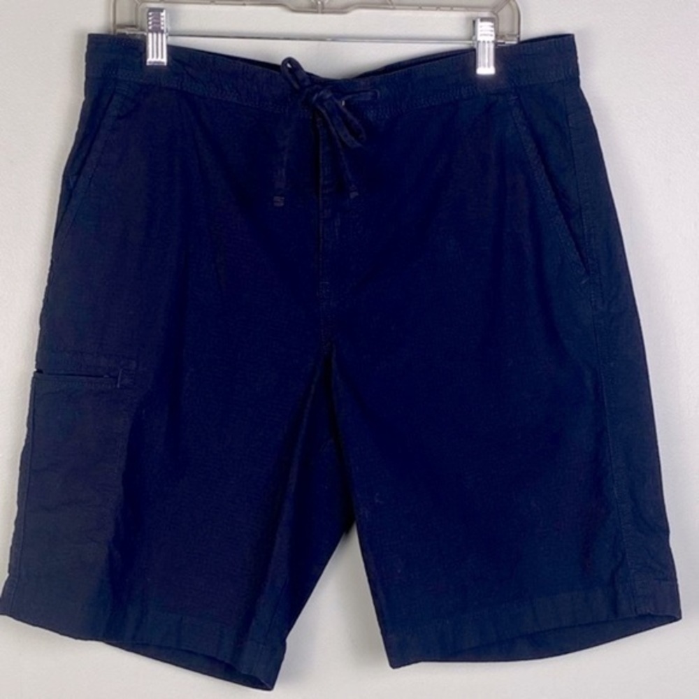 CHAPS “STRETCH” navy flat front cargo shorts with front tie in size 34. EUC